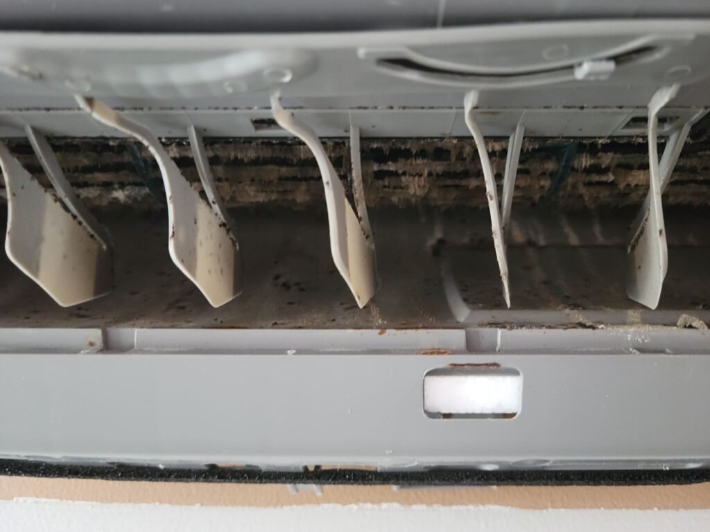 Ailettes d’un climatiseur couvertes de poussière et de saletés